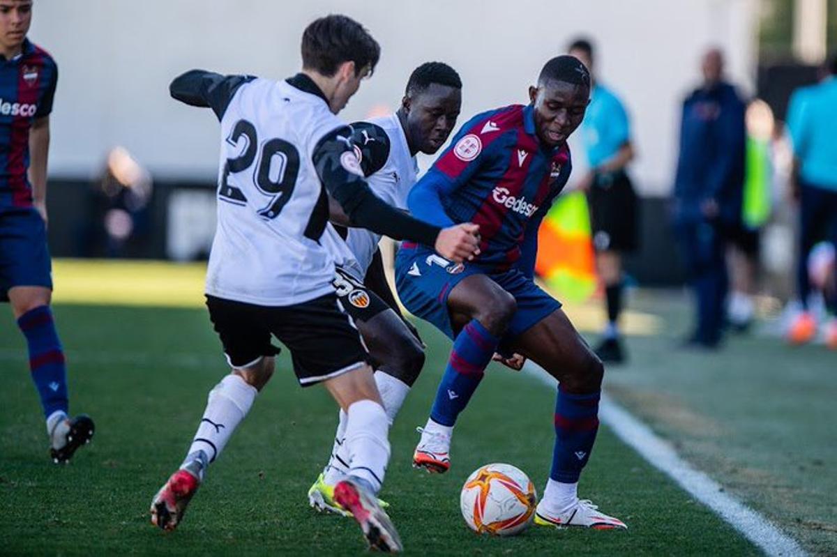 Ha sido un partido intenso entre los juveniles de Levante y Valencia