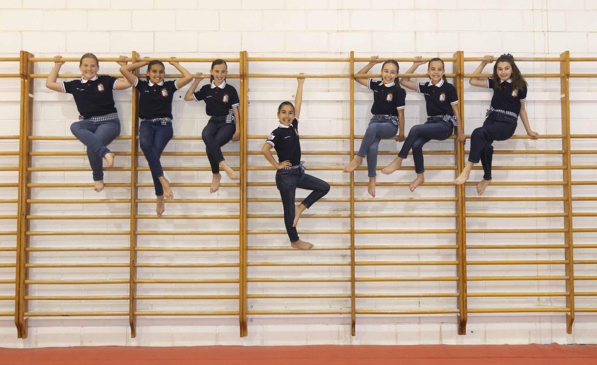 La Bellea del Foc infantil y sus damas de honor se atreven con la gimnasia deportiva