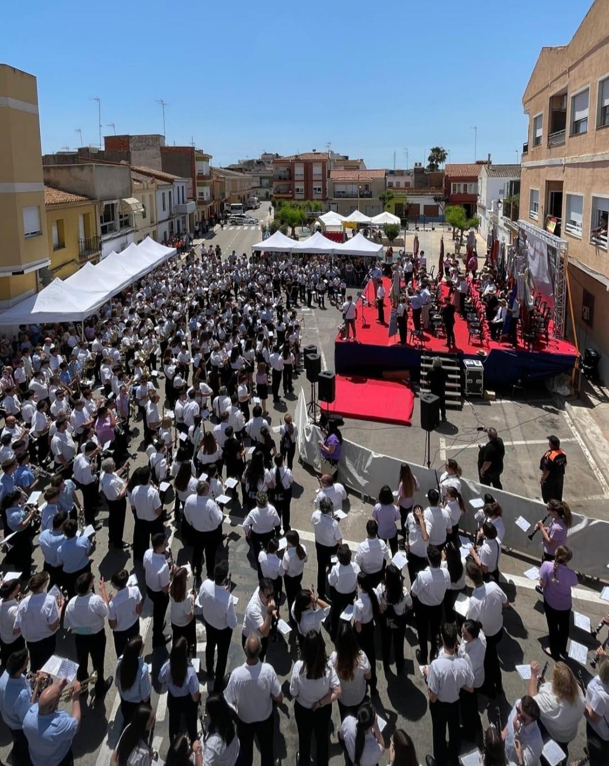 Músics de les 18 societats participants desfilen pels carrers de Xilxes durant la Trobada de Bandes, en una imatge que resumeix l’esperit de germanor del cap de setmana.