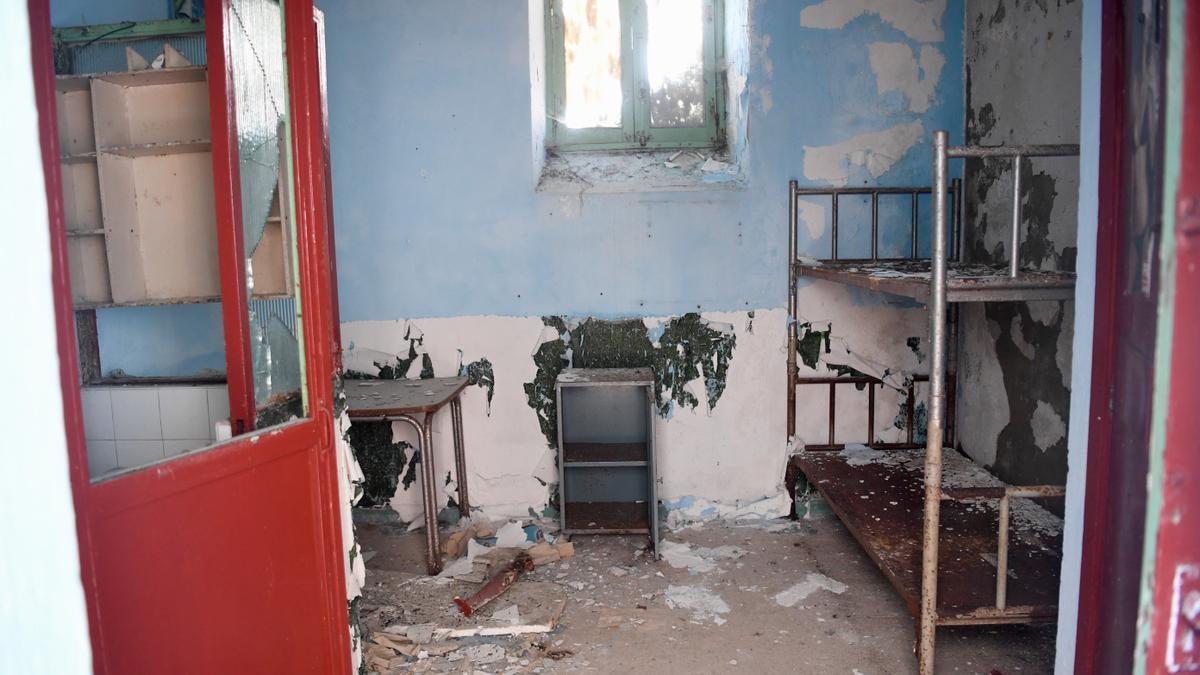 Interior de una de las celdas de la cárcel, con desconchados y muebles abandonados.