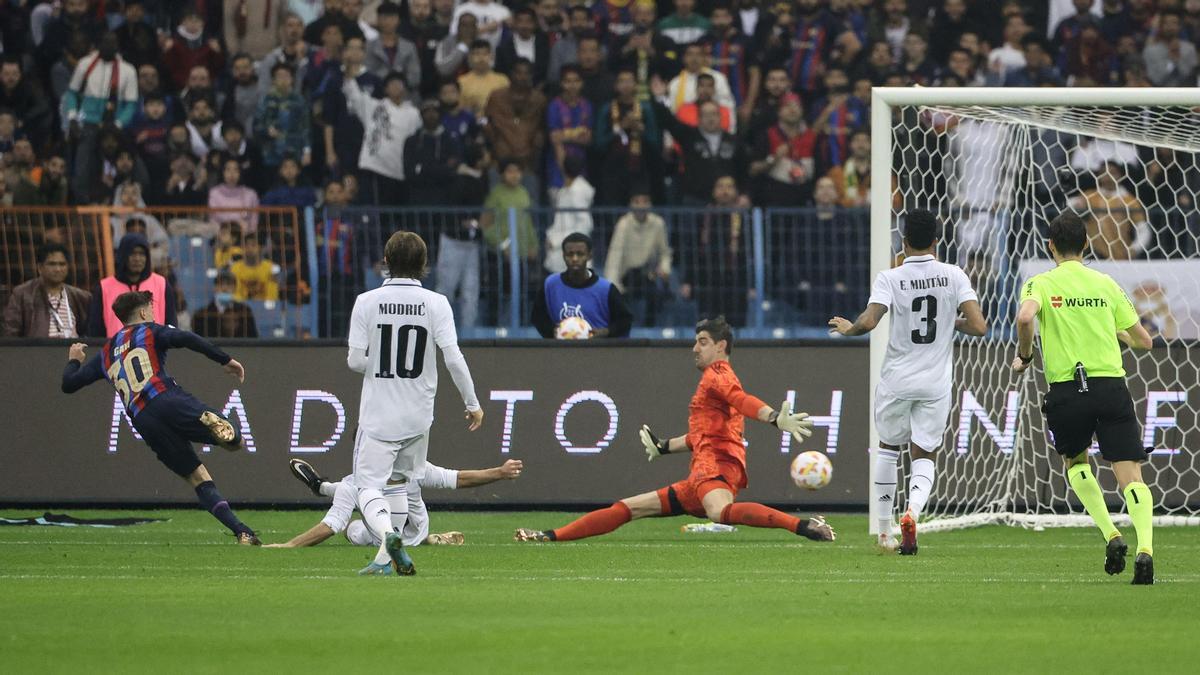 Gavi evita a Carvajal y bate a Courtois en el 0-1 del Barça al Madrid en la final de la Supercopa de España en Riad.