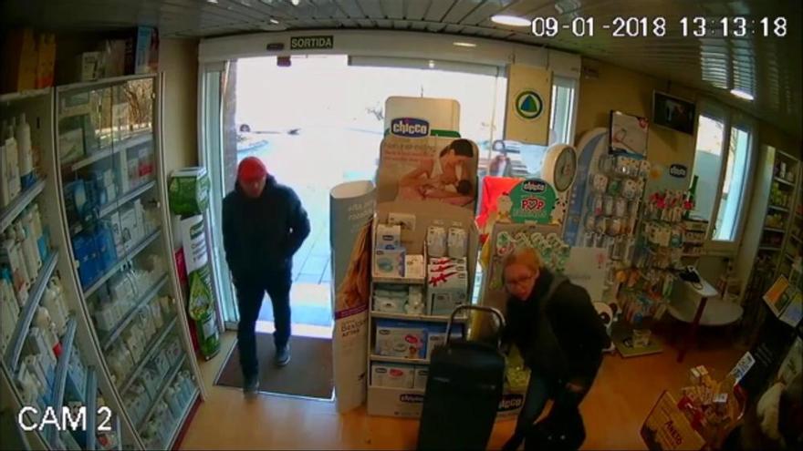 Una càmera de seguretat capta un furt en una farmàcia a Martorell