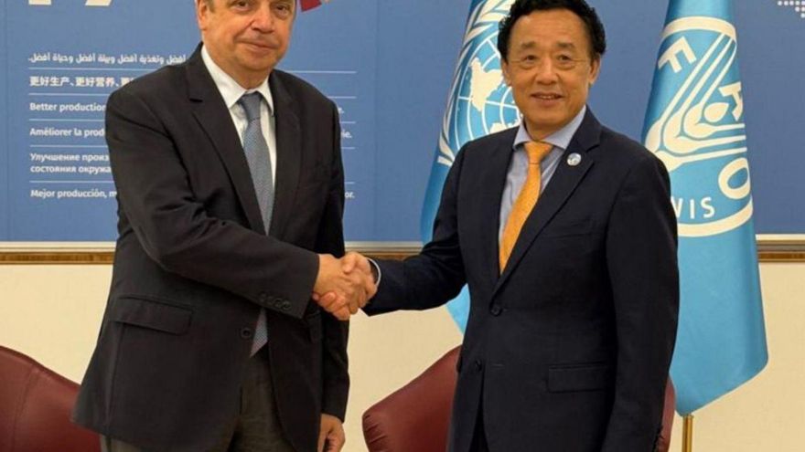 Luis Planas, con el director general de la FAO, Qu Dongyu.