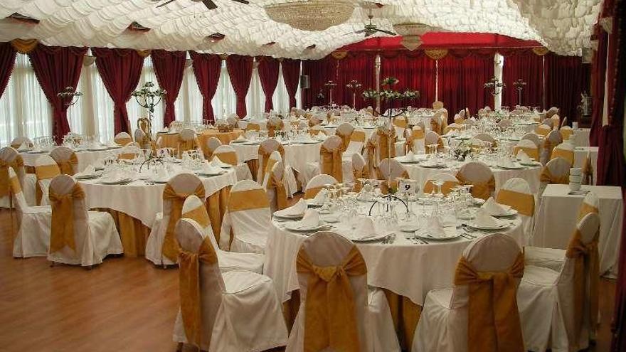 Salón de restaurante preparado para una boda. // L. O.