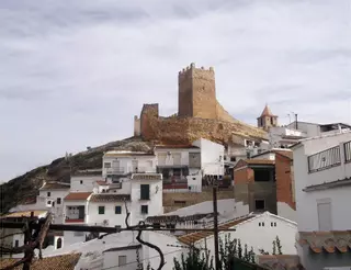 Castillo de Iznájar: fortín de agua y cielo