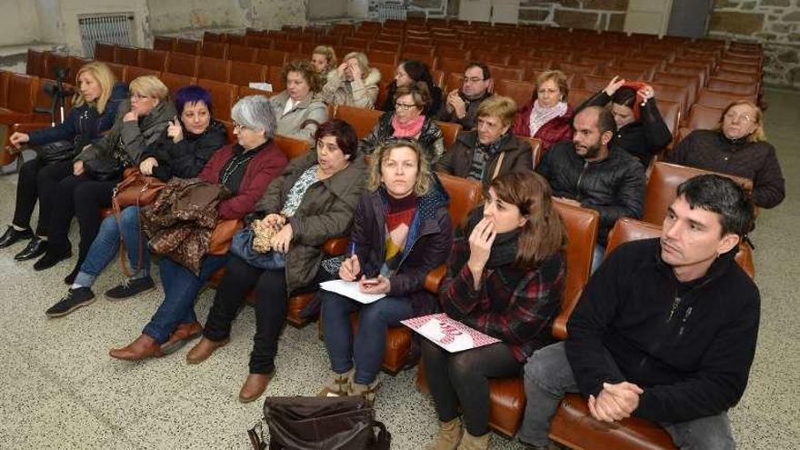 Una reunión de los trabajadores ayer en Pontevedra. // Gustavo Santos