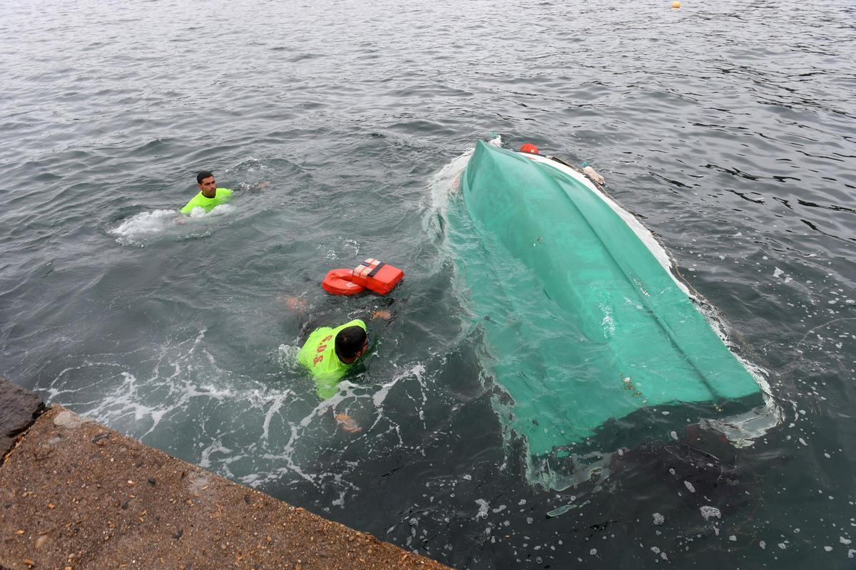 Un fallecido y dos rescatados tras volcar un bote en Suevos