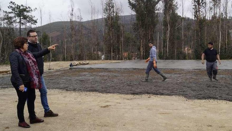 Barciela y Mougán supervisan los trabajos de la pista de Ventosela.