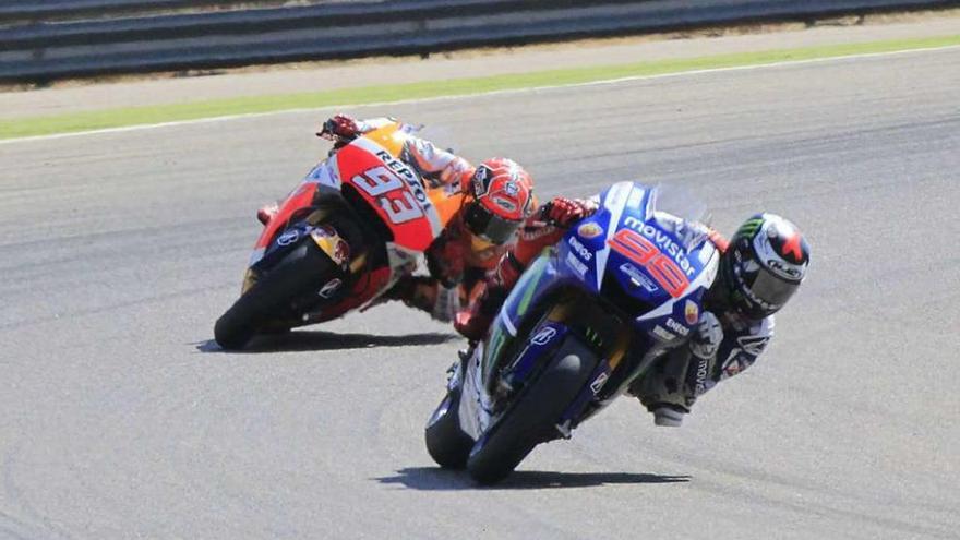 Lorenzo, al frente de la carrera seguido de Marc Márquez, antes de la caída del actual campeón.