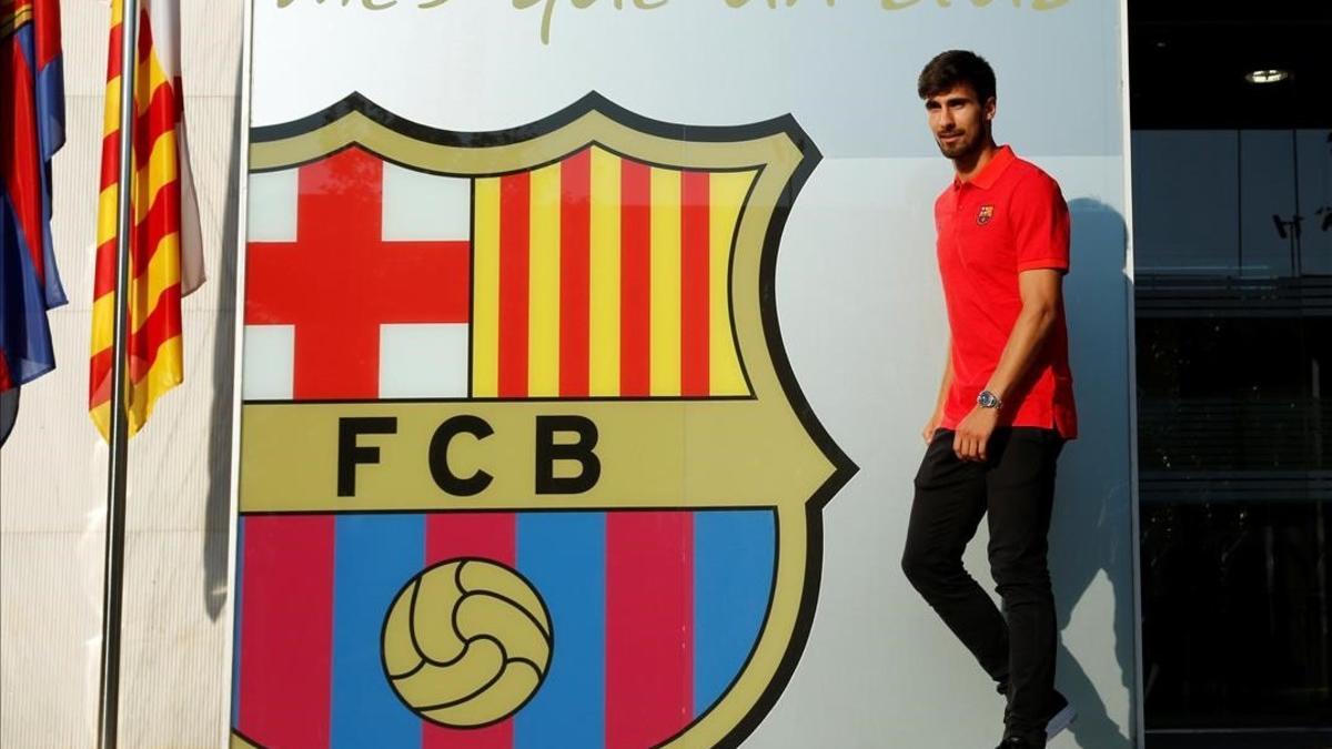 Gomes posa ante el escudo del Barça.