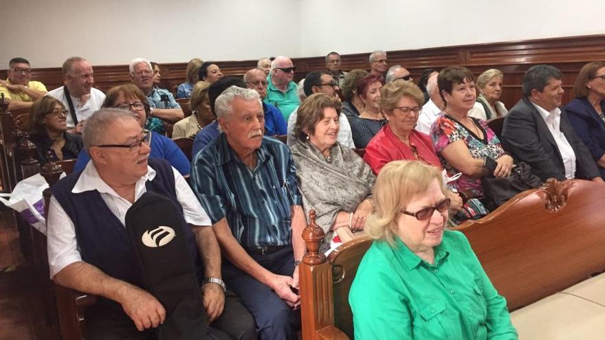 Jubilados de la ONCE durante su visita al salón de plenos de las Casas Consistoriales