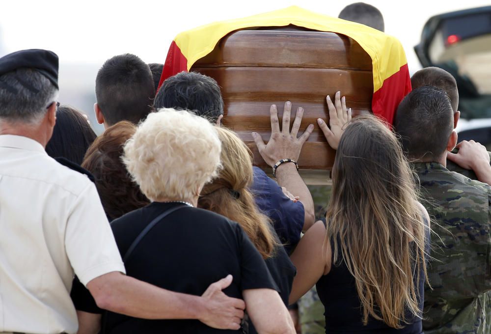 Llegada al aeropuerto de Manises del féretro