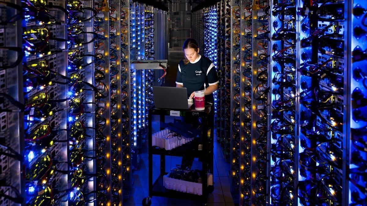 Una responsable de Google, en la central de datos que la empresa tiene en The Dalles, Oregón.