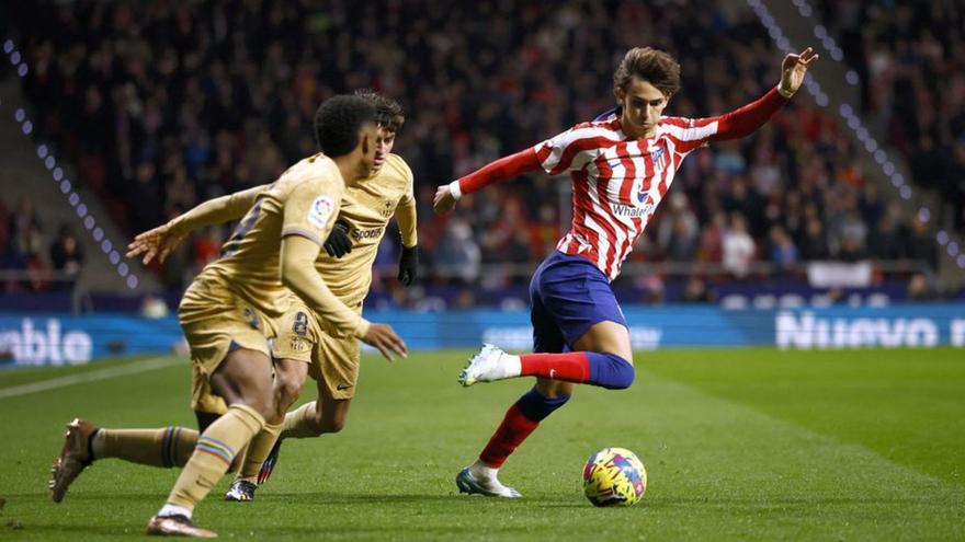 Joao Felix, durante el partido ante el Barcelona. |  // REUTERS