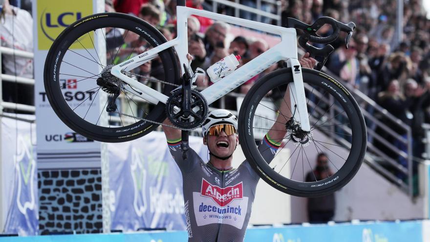 Van der Poel aprovecha un fallo de Pogacar para alzarse con su tercera París-Roubaix