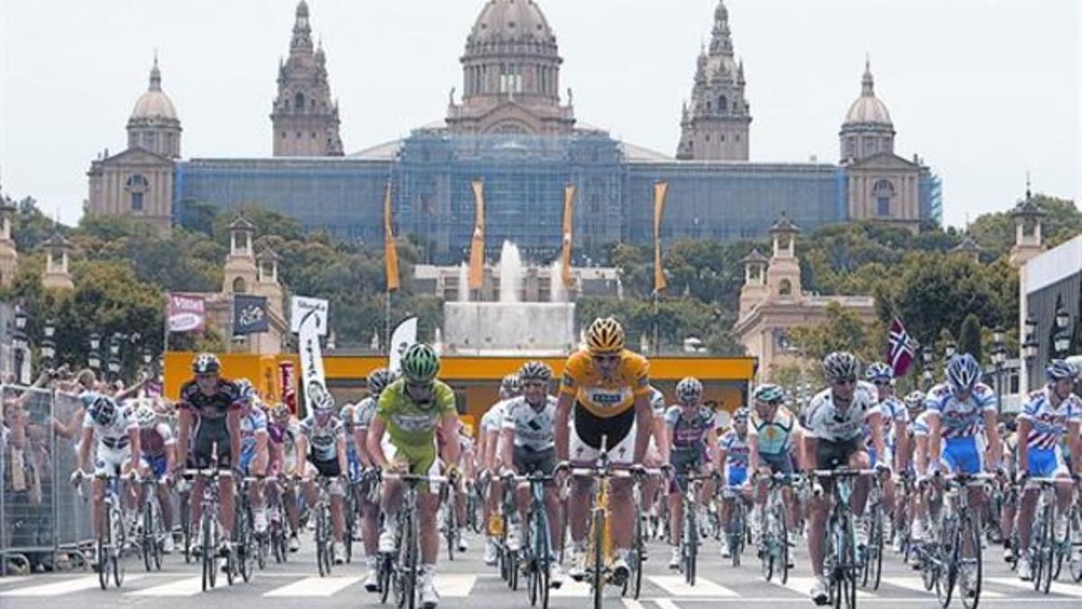 El pelotón del Tour, a su salida de Montjuïc, en la etapa que Barcelona albergó en el 2009.