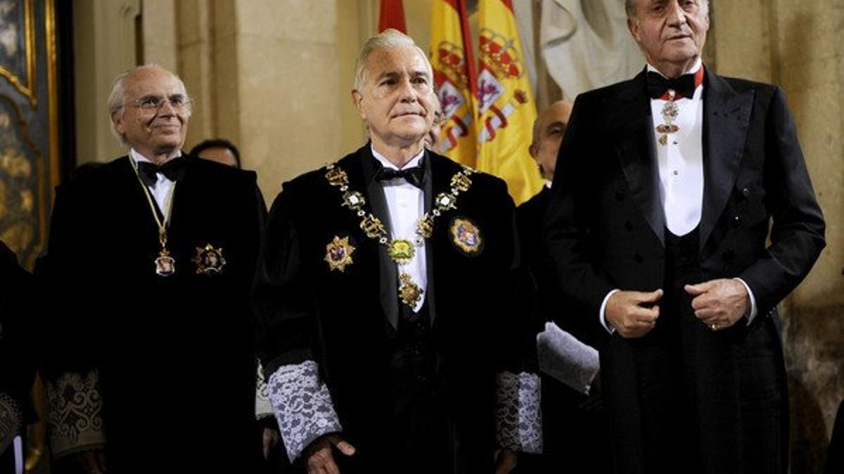 El Rey, junto a Carlos Dívar, durante la toma de posesión de este como presidente del CGPJ y del Supremo, en octubre del 2008.
