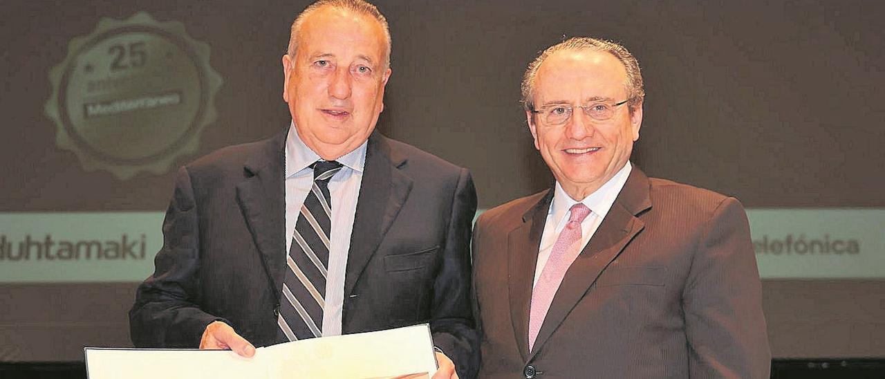 Fernando Roig, con el libro que recibió de Javier Moll, presidente de Prensa  Ibérica, en la entrega de premios del diario Mediterráneo de Castelló