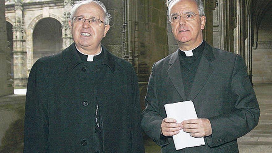 Monseñor Julián Barrio, ayer, en Santiago con Leonardo Lemos Montanet.  // Xan Álvarez