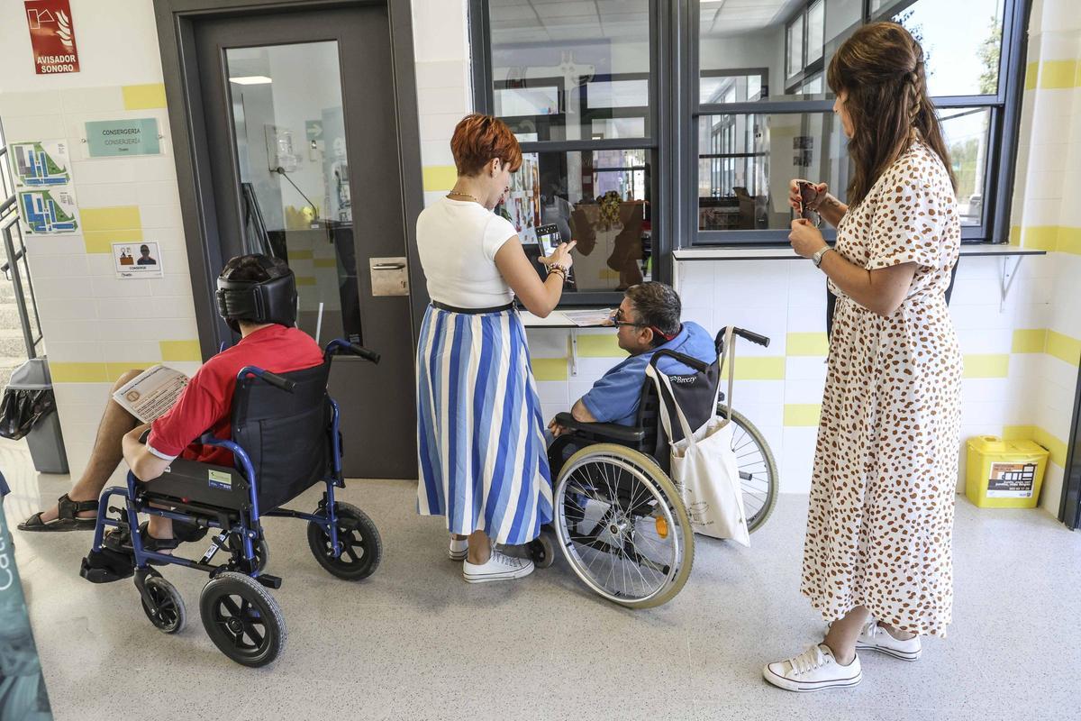 Personas con discapacidad intelectual validan la accesibilidad de los colegios electorales en Sant Joan