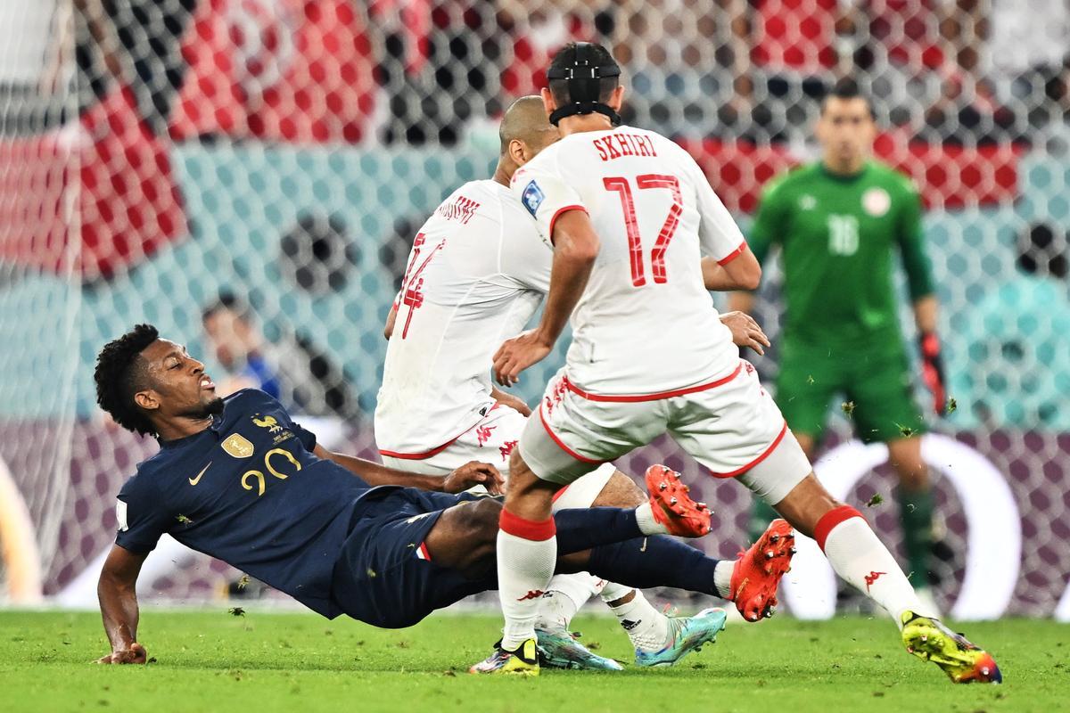 Doha (Qatar), 30/11/2022.- Kingsley Coman of France (L) in action against Aissa Laidouni (C) and Ellyes Shkiri of Tunisia during the FIFA World Cup 2022 group D soccer match between Tunisia and France at Education City Stadium in Doha, Qatar, 30 November 2022. (Mundial de Fútbol, Francia, Túnez, Túnez, Catar) EFE/EPA/Noushad Thekkayil