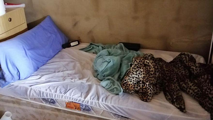 La cama en la que fue
localizado el anciano, tras
tres meses encerrado. l-EMV | LEVANTE-EMV