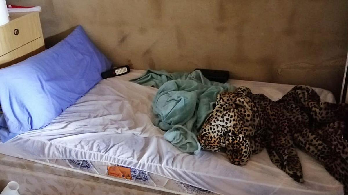 La cama en la que fue
localizado el anciano, tras 
tres meses encerrado.  l-EMV | LEVANTE-EMV