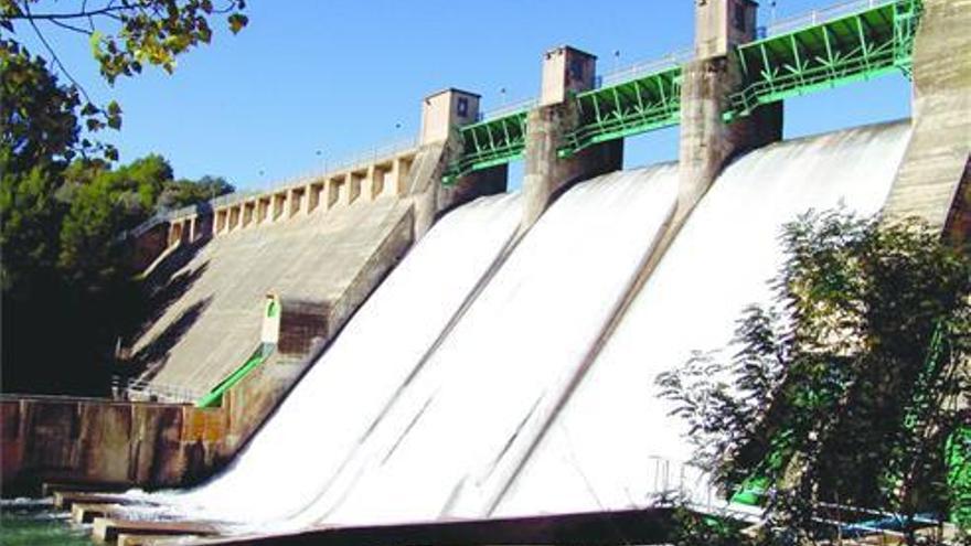 Abren las compuertas de la presa del Regajo