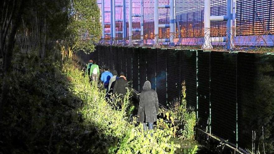 Immigrants abans d&#039;intentar agafar un tren cap a Anglaterra