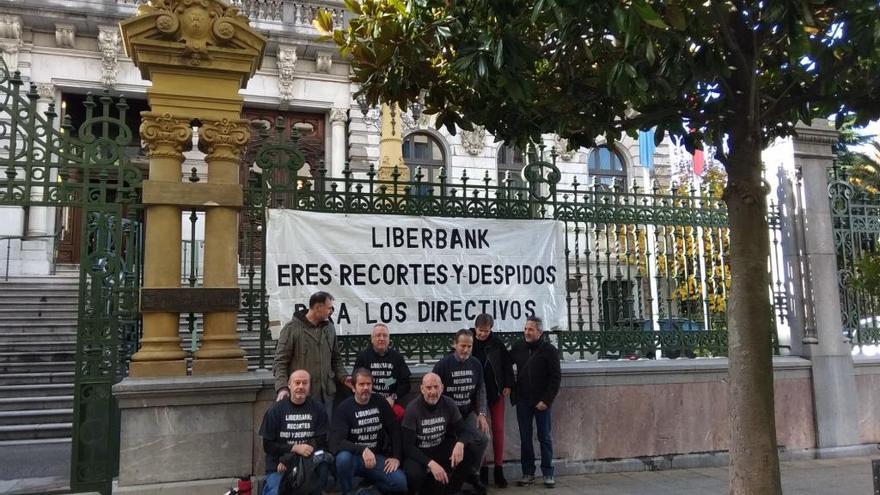 Protesta de representantes de la CSI, ayer, ante a la Junta del Principado.