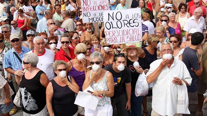 Los vecinos de El Campello han protestado en varias ocasiones por los malos olores del vertedero de Les Canyades