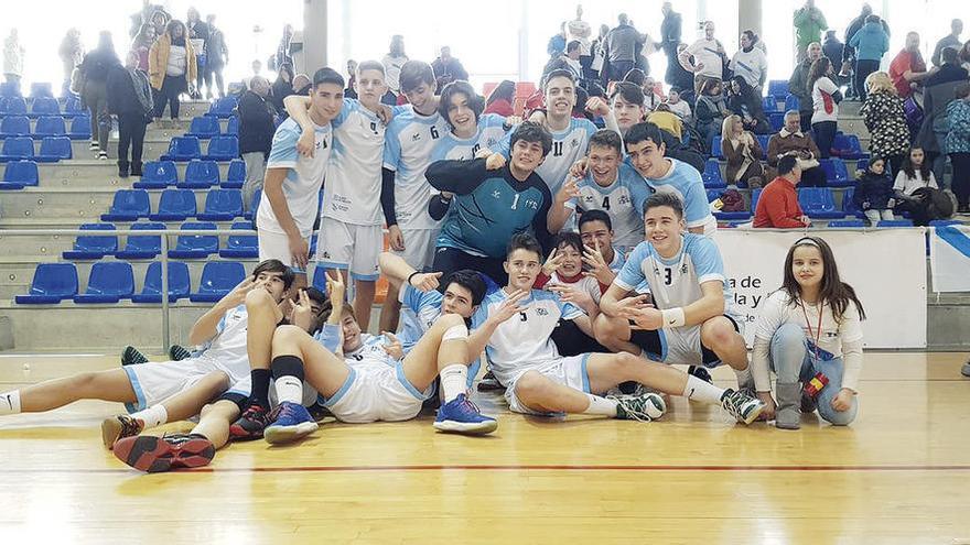 Los cadetes gallegos, después de conseguir la victoria. // FDV