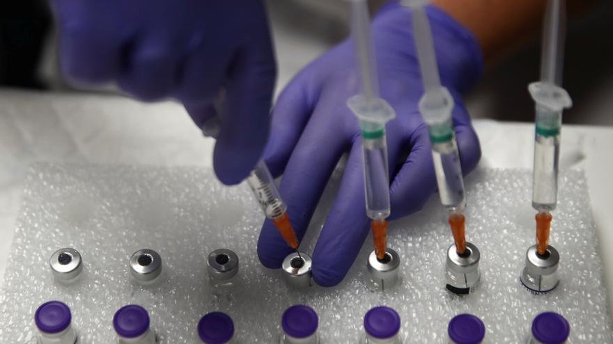 Reino Unido aprueba la primera vacuna que hace frente a Ómicron