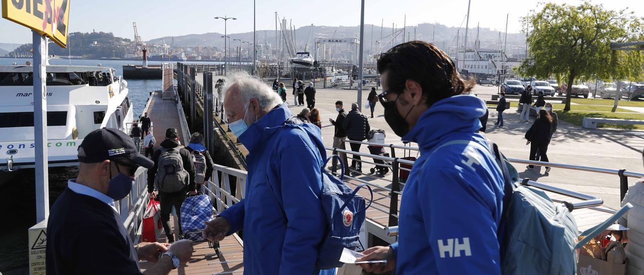 Primeros pasajeros de la mañana a Cíes. // Pablo Hernández