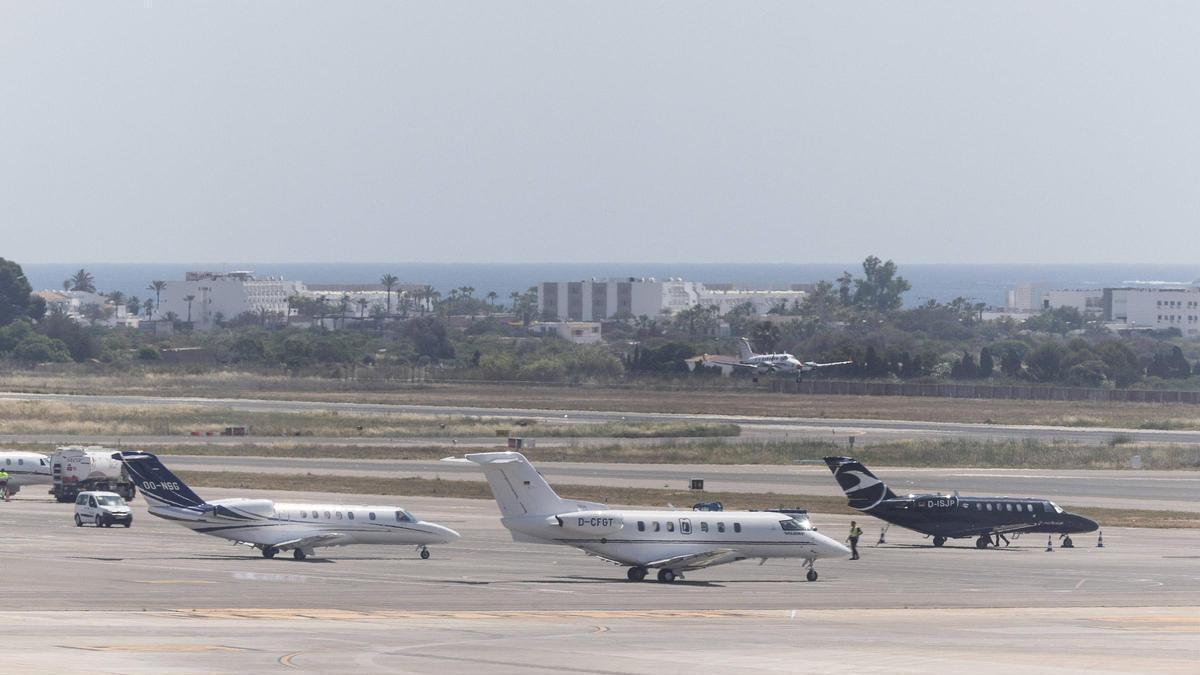 Aviones privados en la plataforma del aeorpuerto de Ibiza.