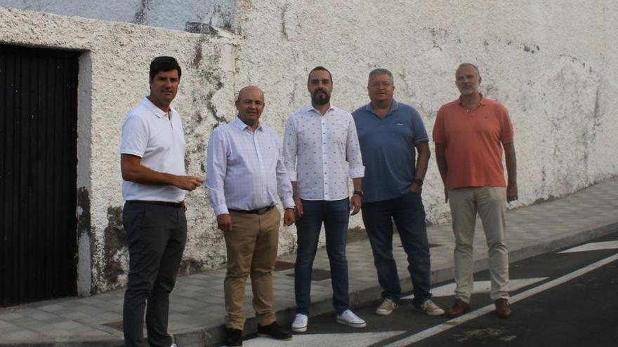 El alcalde, Emilio Navarro (i), con representantes de la empresa constructora y técnicos . | | E.D.