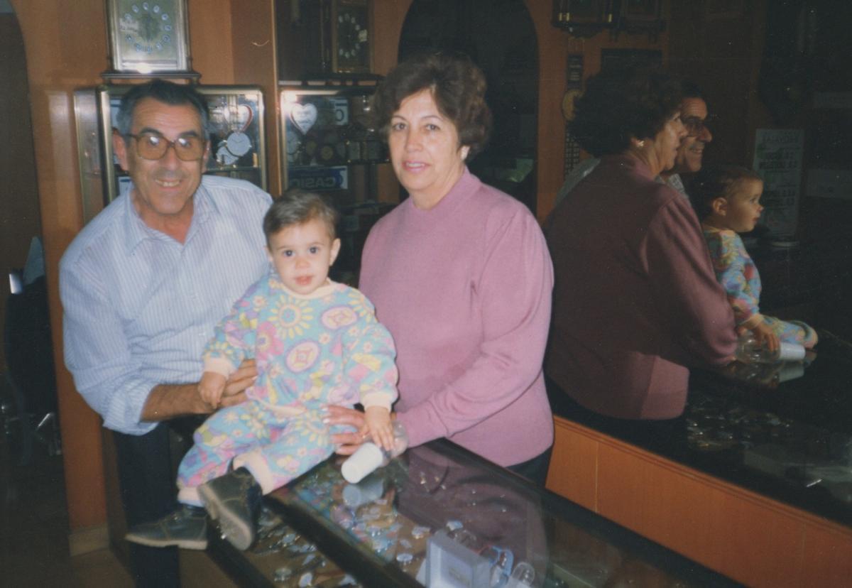 El fundador de Relojería Sanz, Tomás Sanz, junto a su esposa y su hijo Tomás, actual propietario.
