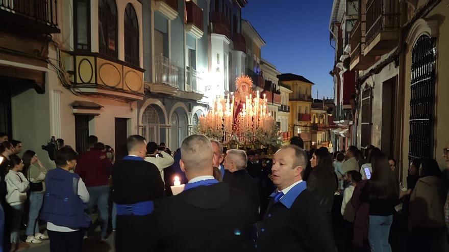 La Virgen de la Guía procesiona en Puente Genil con su característico ritmo y estreno en el manto