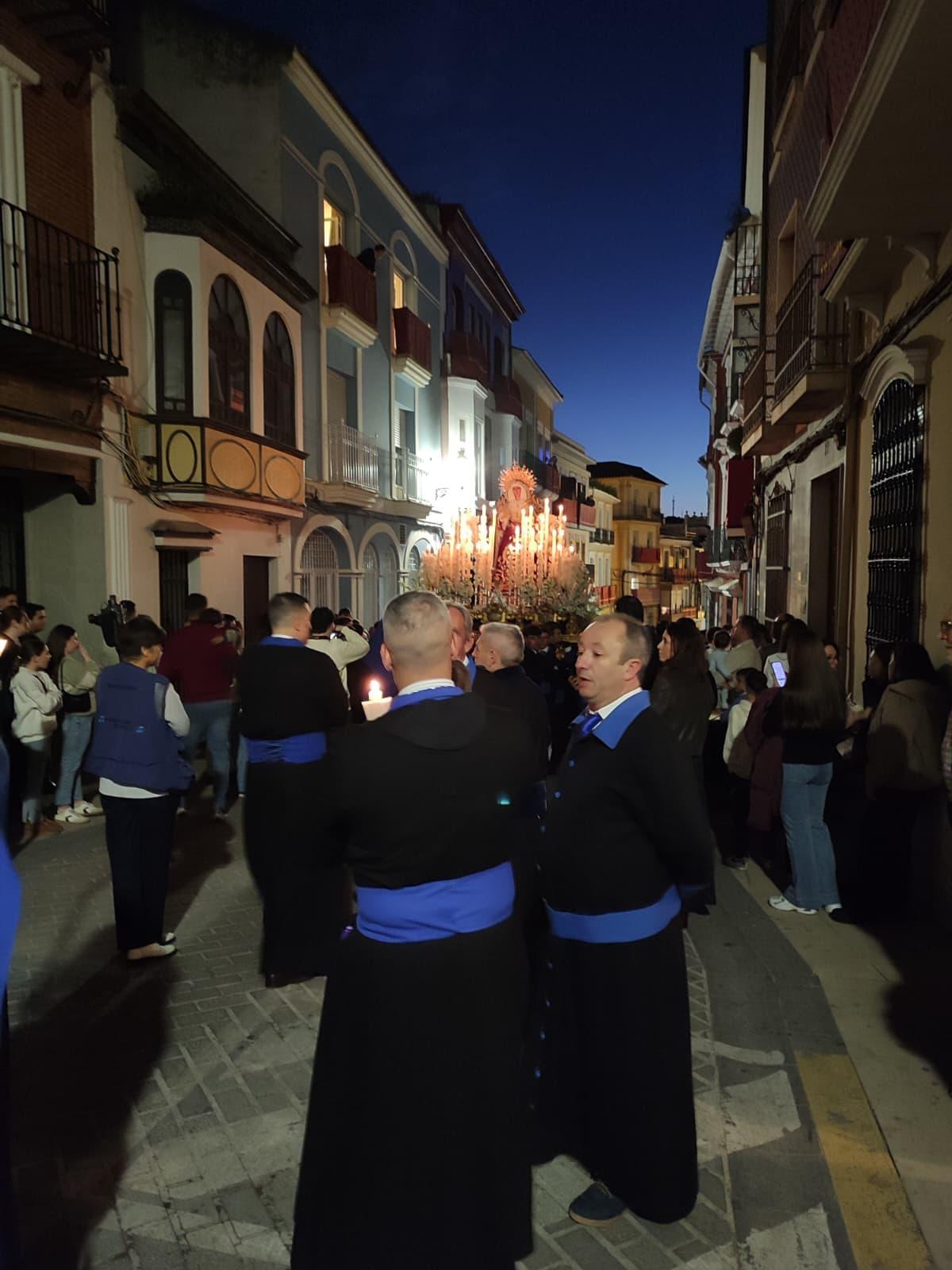 Un momento de la procesión en Puente Genil.