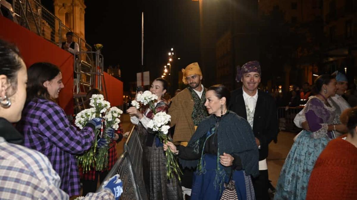 Vídeo | Los primeros oferentes entregan sus ramos a la Virgen del Pilar