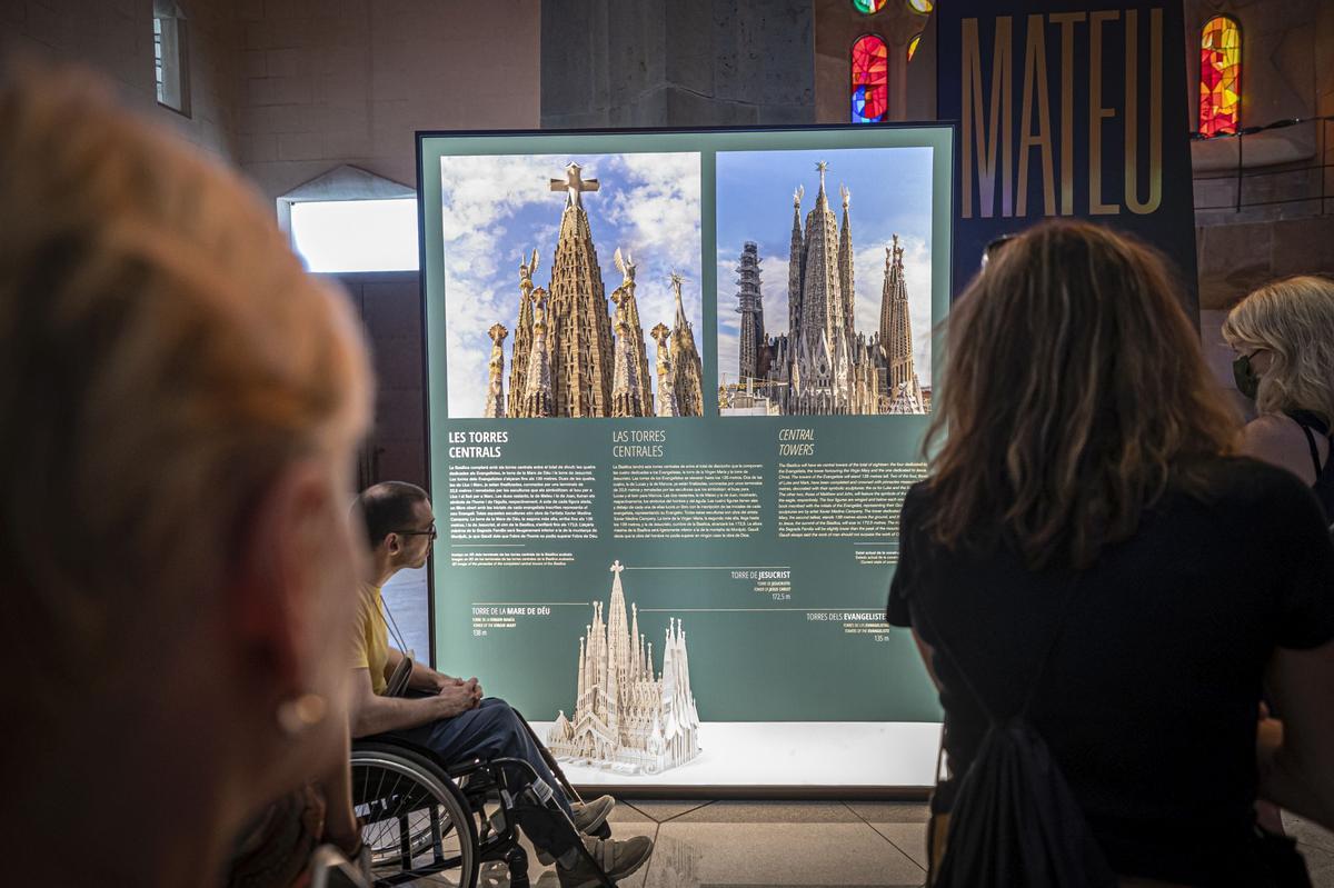 Dos colosales figuras de mármol griego de Thasos, el más blanco del mundo, aguardan a los pies del templo de la Sagrada Família para ser alzadas en octubre a la cima de las torres dedicadas a los evangelistas Juan y Mateo, la primera, como marca la tradición cristiana, un águila, y la segunda, con un esculpido que a veces confunde incluso a los más creyentes, con el aspecto de un hombre alado, sin que eso sea exactamente un ángel.