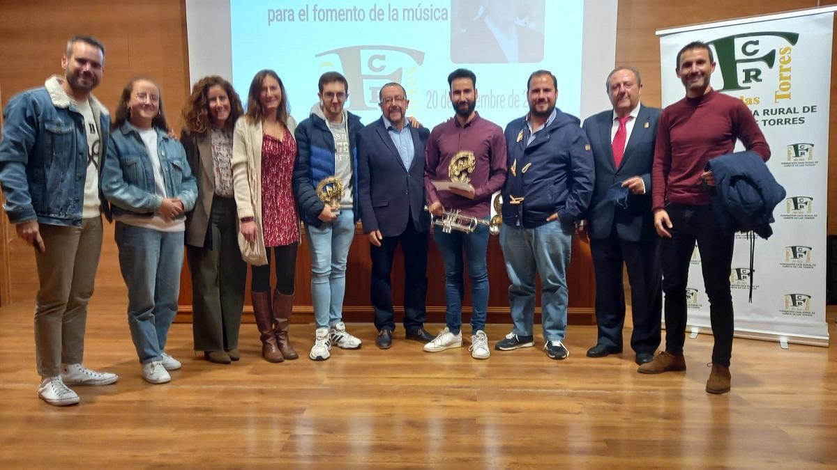 El presidente, Diego Torralbo, acompañando al galardonado, el trompetista Alejandro Ruiz, y a sus compañeros de la Banda Tubamirum.