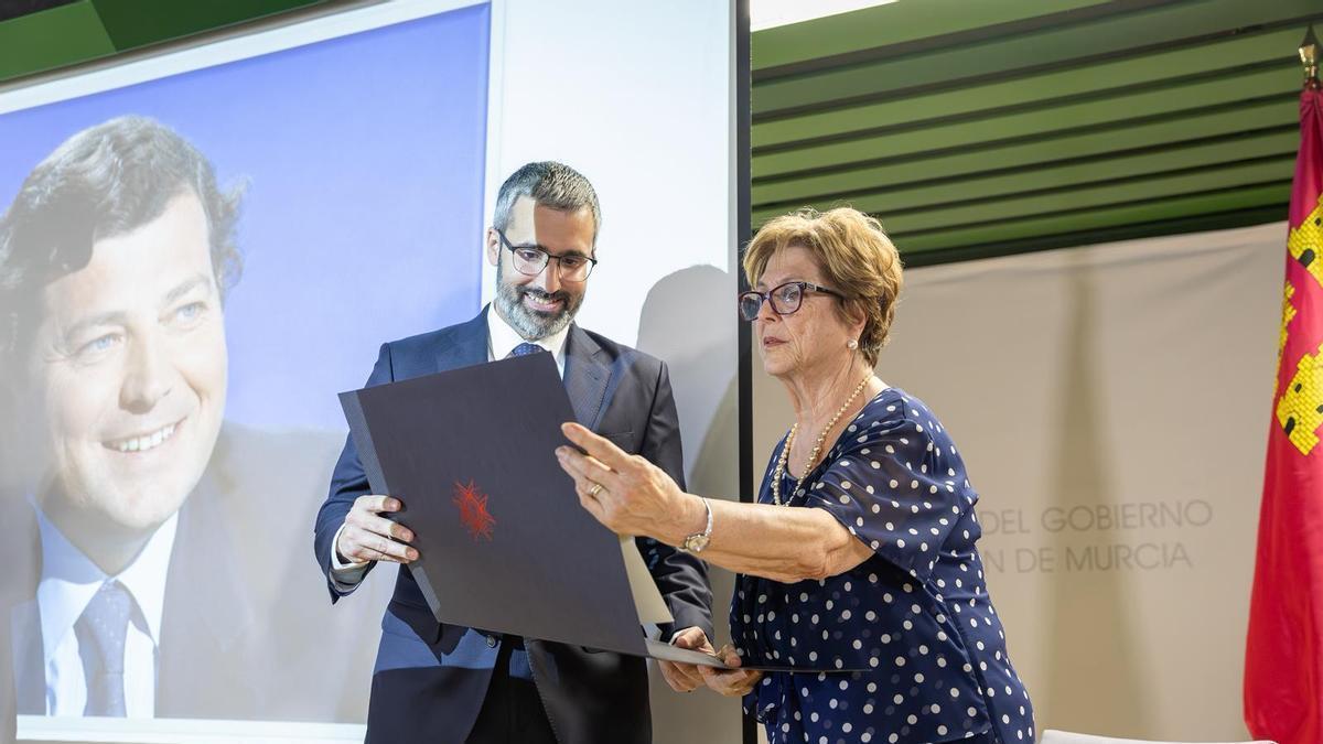 El delegado del Gobierno, Francisco Lucas, entrega la Gran Cruz de la Orden de Carlos III a la viuda de Andrés Hernández Ros, Josefina Cebrián.