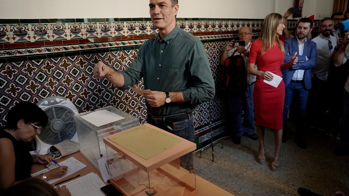 El candidato del PSOE, Pedro Sánchez, votando en su colegio electoral.