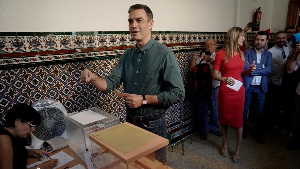 El candidato del PSOE, Pedro Sánchez, votando en su colegio electoral.