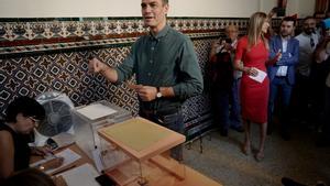 El candidato del PSOE, Pedro Sánchez, votando en su colegio electoral.