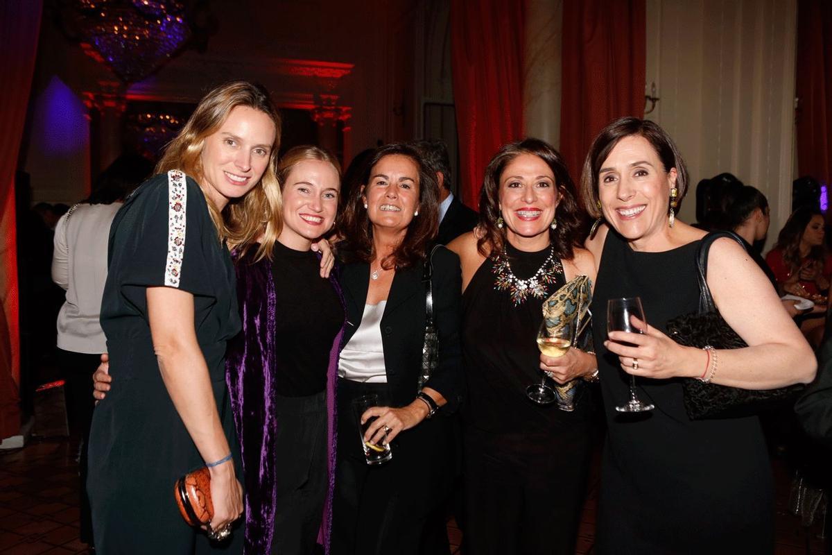 Estafania Zichy y María Castillo de Ales Group, Ana Caro, Ana Llorens y Patricia Suárez de Yves Rocher, en los Premios Woman