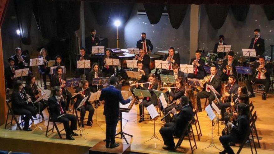 La Banda de Música de Sanxenxo durante una actuación.   | // FDV