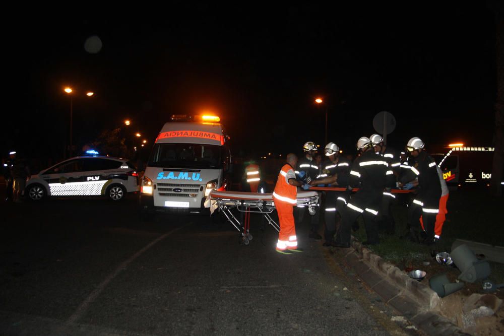 Estrella su coche en una rotonda de Tres Forques