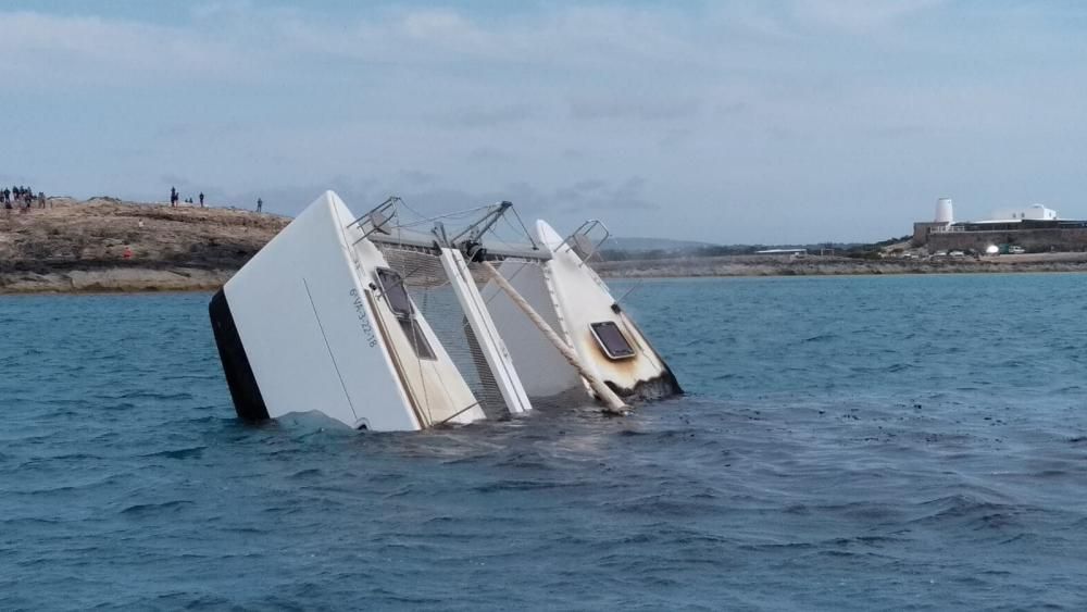 Incendio de un catamarán en Formentera